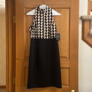 Black dress with cream(off white)zigzag pattern on top and front zipper …